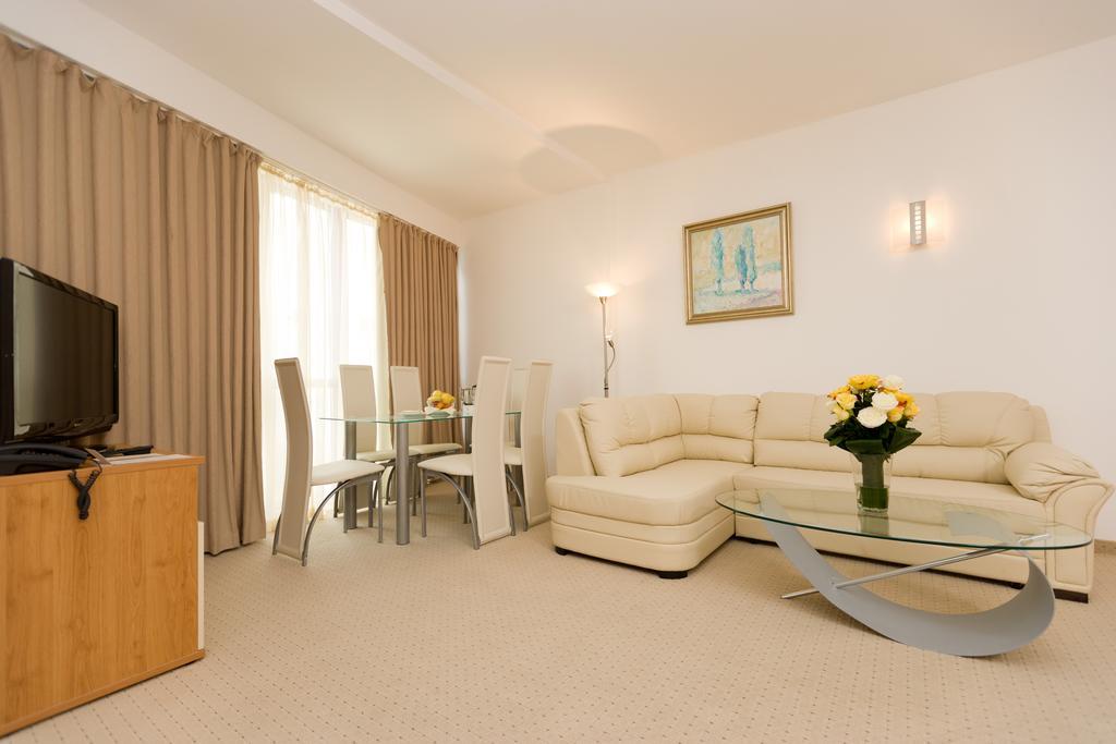 Apollo Spa Resort - Ultra All-Inclusive , Pools & Free Beach, Individual Ac In Every Room Golden Sands Room photo