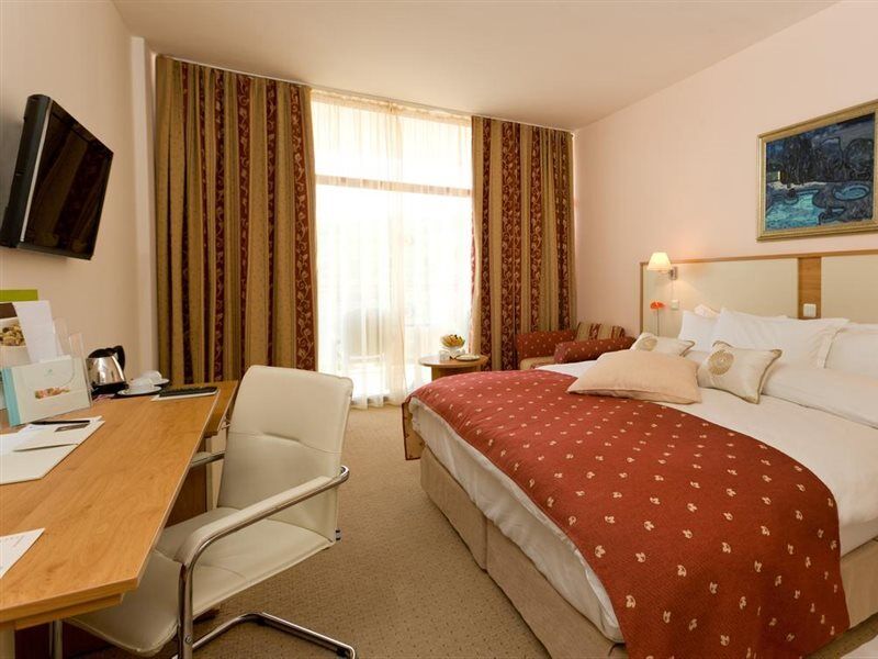 Apollo Spa Resort - Ultra All-Inclusive , Pools & Free Beach, Individual Ac In Every Room Golden Sands Exterior photo